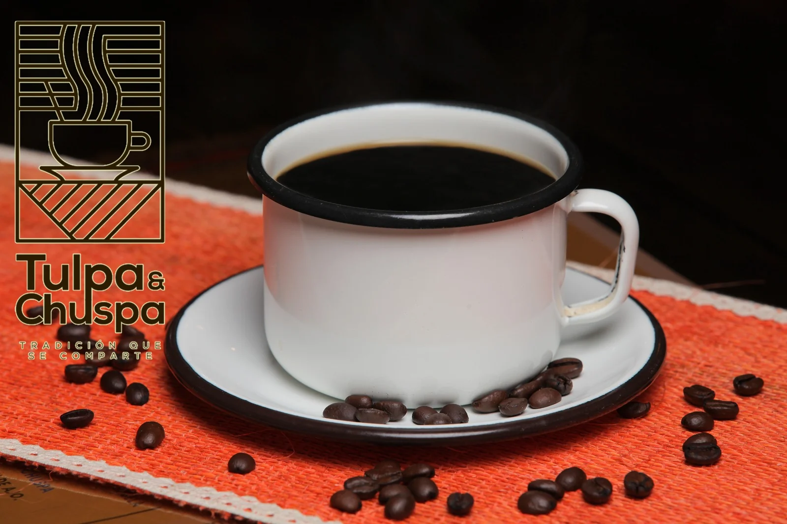 Café de chuspa servido en taza tradicional