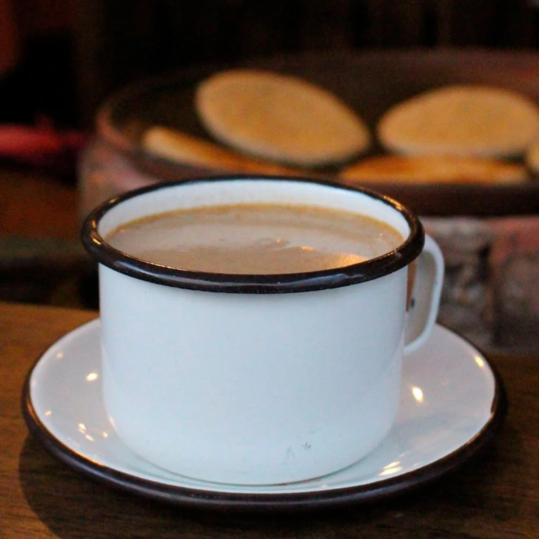 Colada de máchica servida en taza tradicional